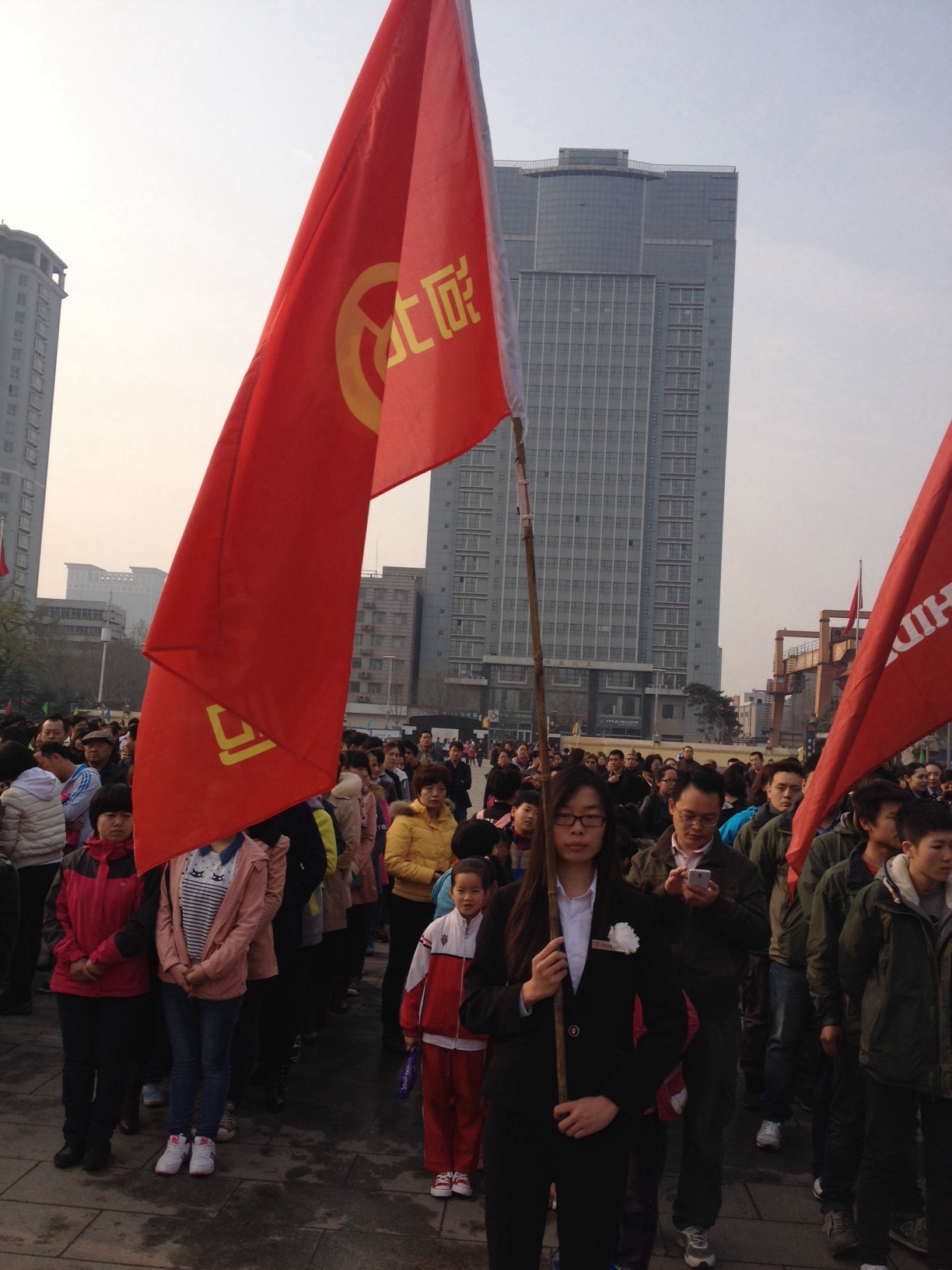 公司干部職工，到華北軍區(qū)烈士陵園掃墓，深切緬懷革命先烈